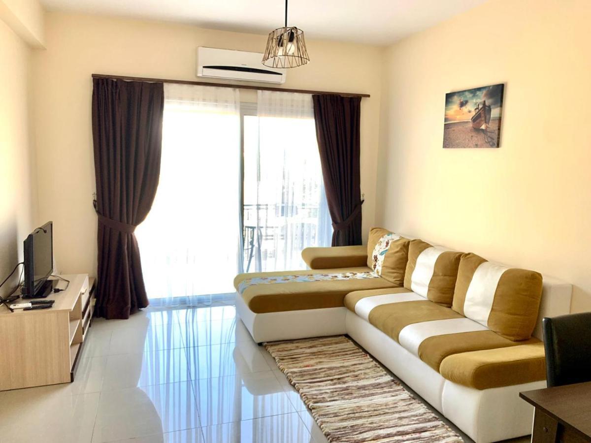Amazing Two-Bedroom Apartment In Residence Lukomorye D1 With Private Garden Karavas  Esterno foto